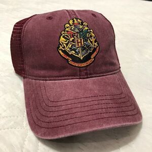 Harry Potter Hogwarts‎ Crest burgundy baseball cap nwt